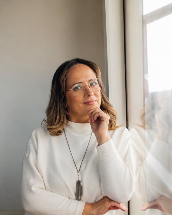 Dra. Cristiane Ramos junto à janela do consultório